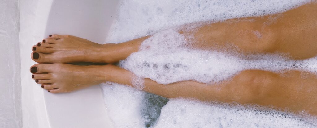 Preparing hot water in a bubble bath foam